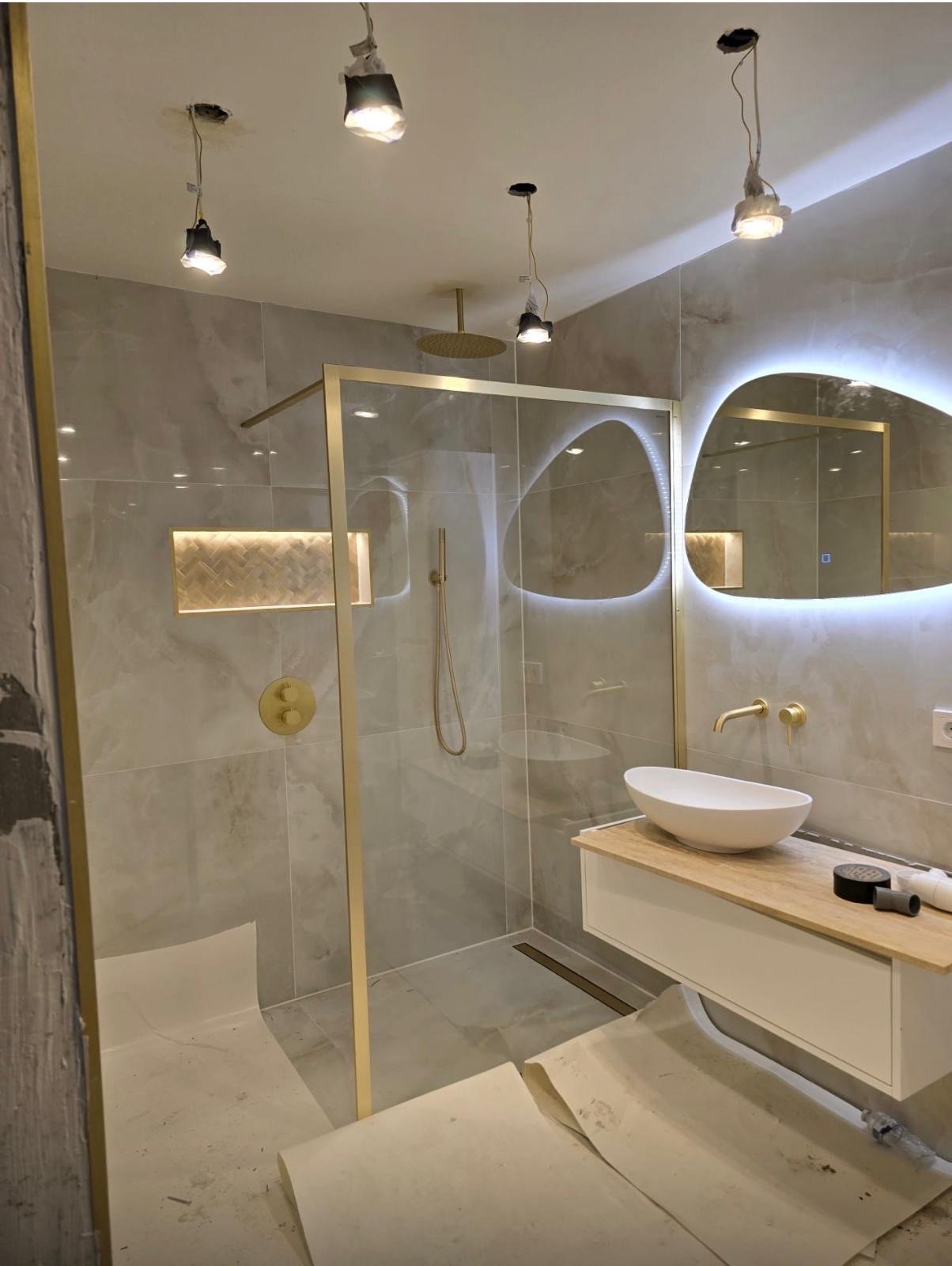 Badkamer met glazen douchewand